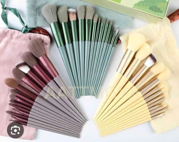 POUCH Makeup Brushes 13 Piece Set